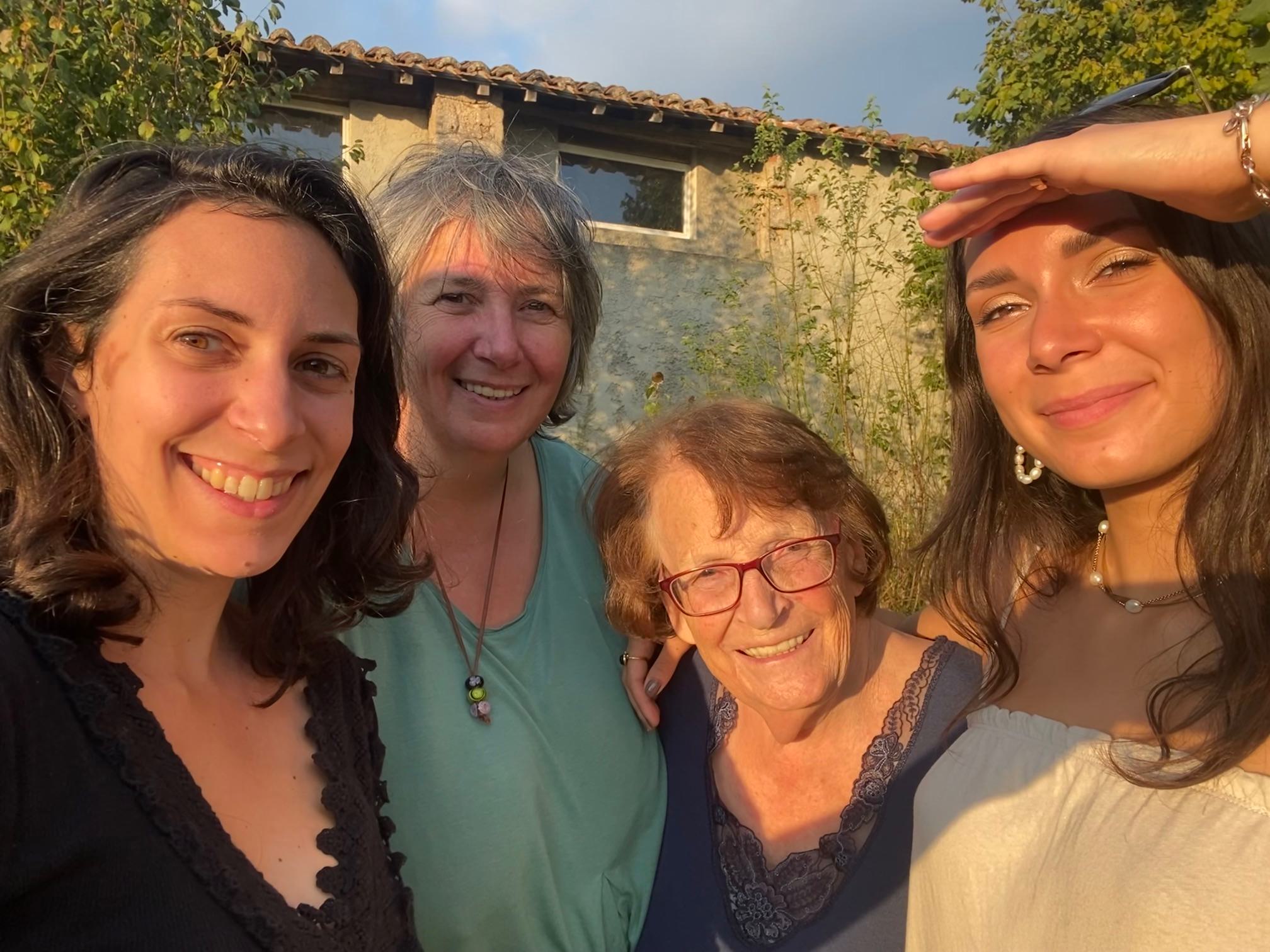 2021 Hélène Aline Athena Théodora